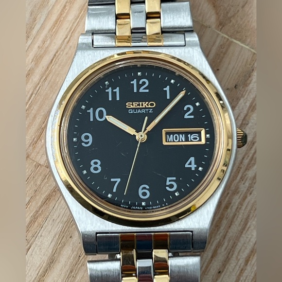 Seiko Vintage Men's Watch Black Dial Two-Tone Stainless Bracelet